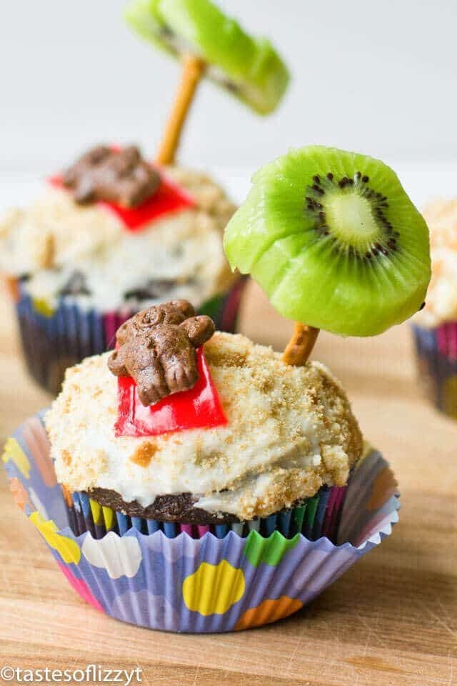 beach party cupcakes with teddy grahams and palm trees