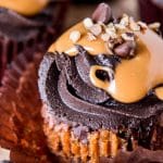 chocolate-caramel-turtle-cupcakes