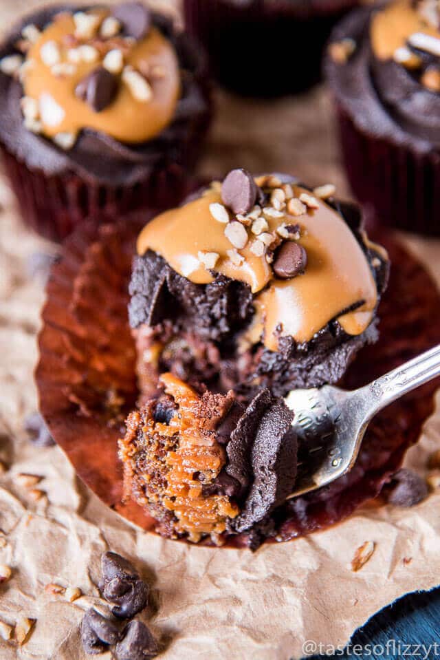 chocolate-caramel-turtle-cupcakes