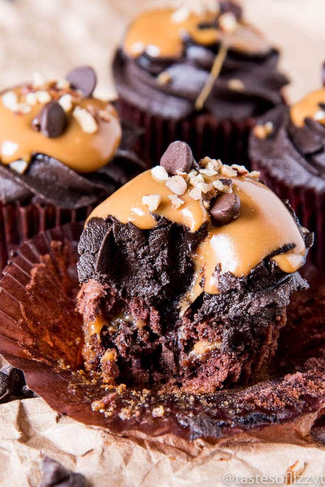 chocolate-caramel-turtle-cupcakes