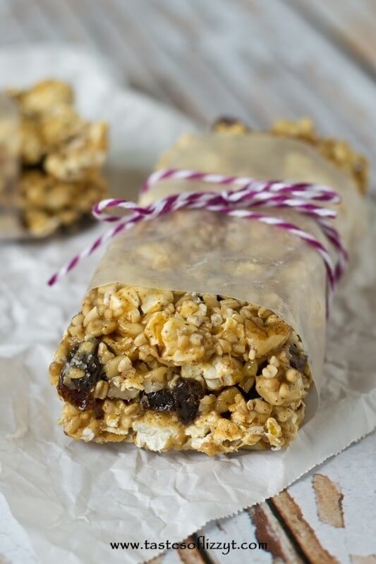 Oatmeal raisin cookie lovers will love these fun popcorn snack bars full of oatmeal, walnuts, cinnamon and raisins, drizzled in white chocolate.