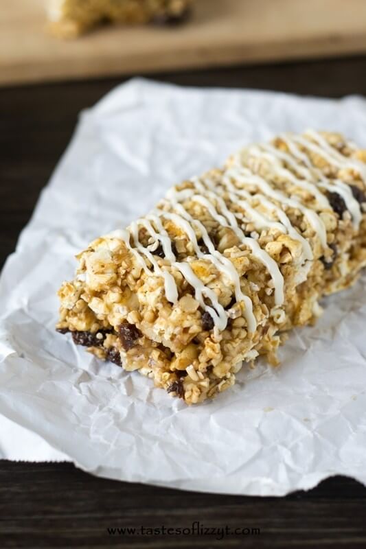 Oatmeal raisin cookie lovers will love these fun popcorn snack bars full of oatmeal, walnuts, cinnamon and raisins, drizzled in white chocolate.