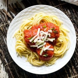 Get the classic chicken parmigiana flavor in Chicken Parmesan Meatballs. Made gluten free and sugar free for a high protein, healthy dinner.