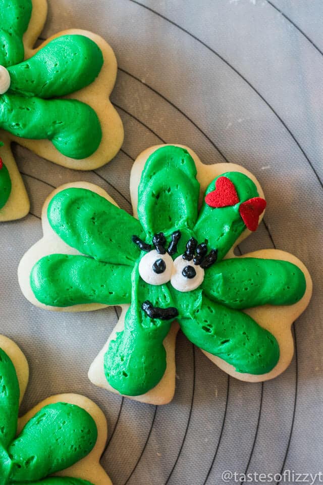 st-patricks-day-frosted-shamrock-cookies-2