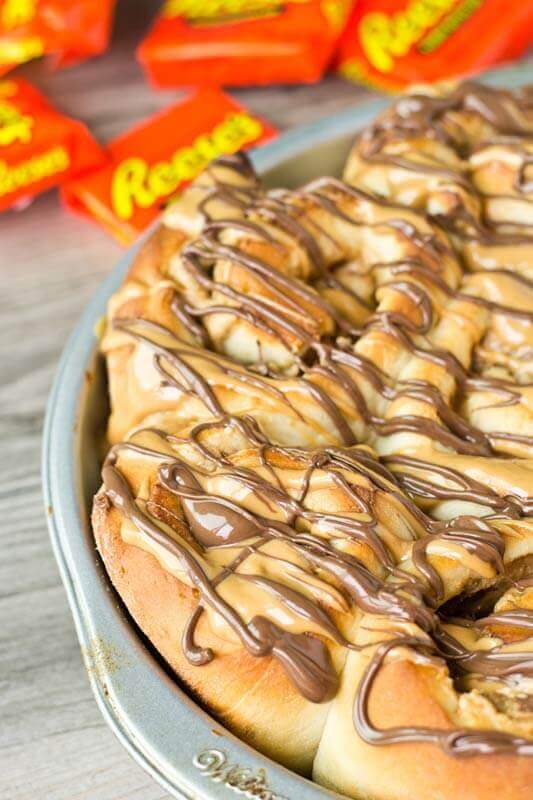  reese\'s sweet rolls in a pan