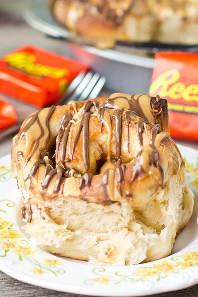  reese\'s sweet roll on a plate