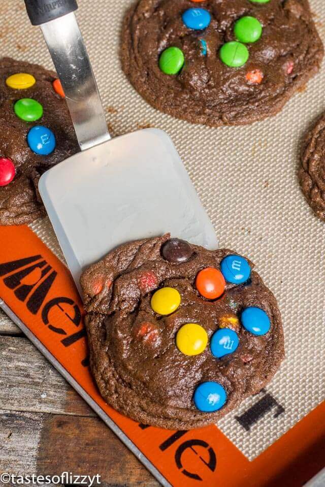 rubber coated cookie spatula for moving cookies easily