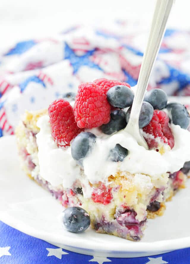 Red White and Blue Berry Cake {An Easy Fruity Patriotic Cake} Red White and Blue Berry Cake {An Easy Fruity Patriotic Cake}