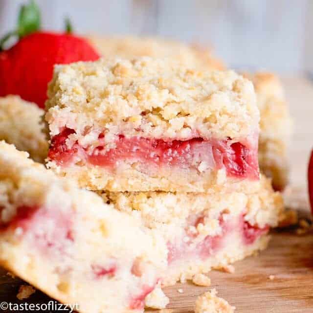 strawberry bars with crumb topping