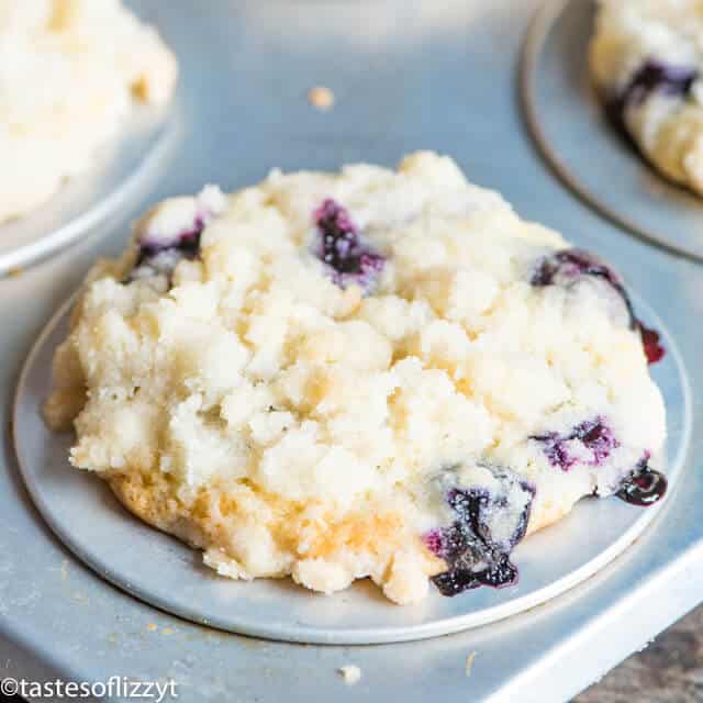 blueberry muffins with crumble