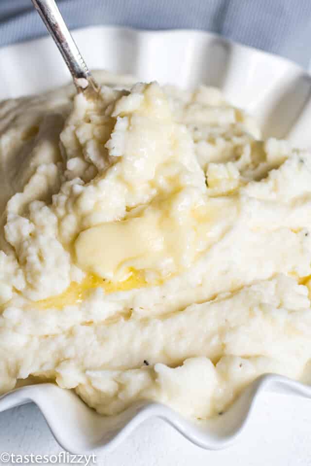 A pile of mashed potatoes on a plate