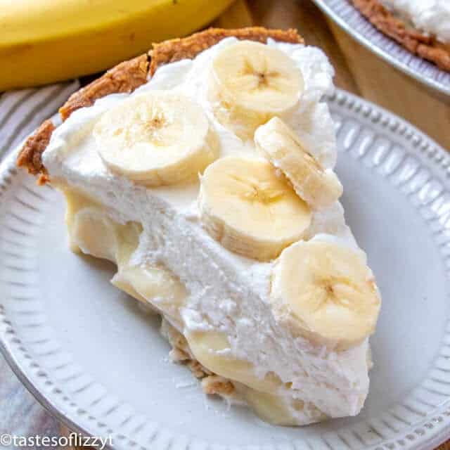 banana cream pie with fresh banana slices on top