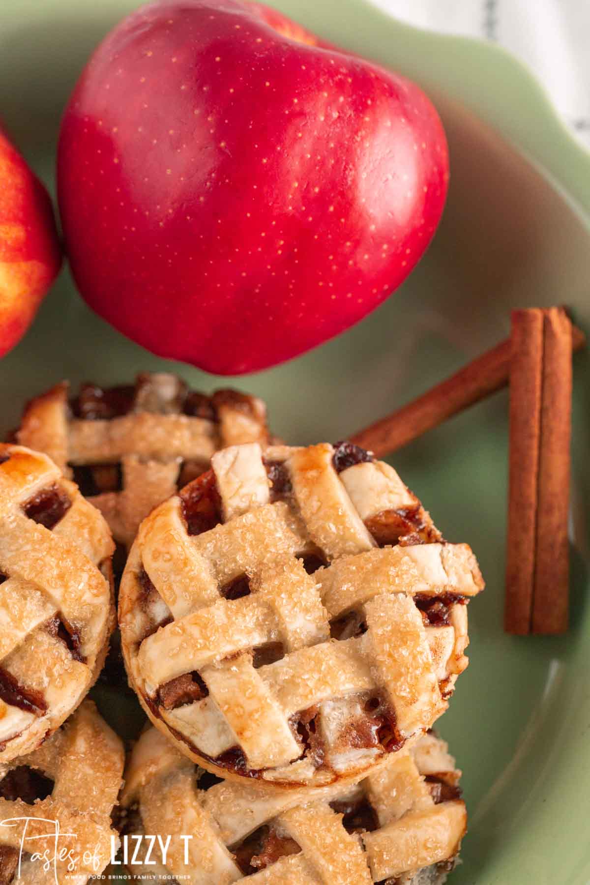 https://www.tastesoflizzyt.com/wp-content/uploads/2018/09/mini-apple-pies-1200-1.jpg