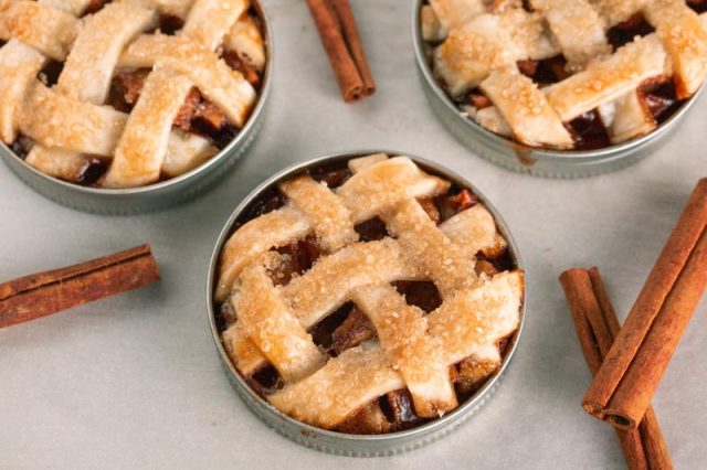 mini apple pies in mason jar lid