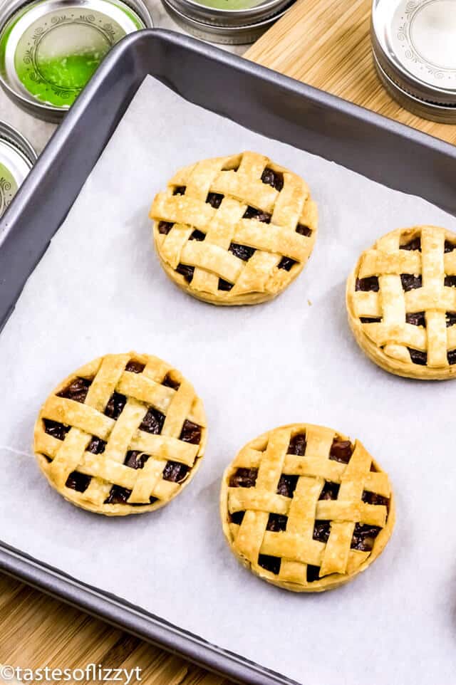 Mini Apple Pies Recipe {How to Make Mason Jar Lid Pies}