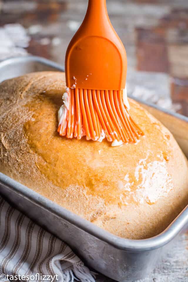 Butter auf ein Brot streichen