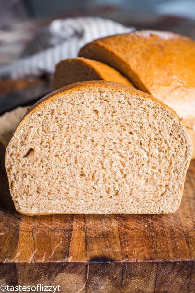 Un primo piano di un pezzo di pane