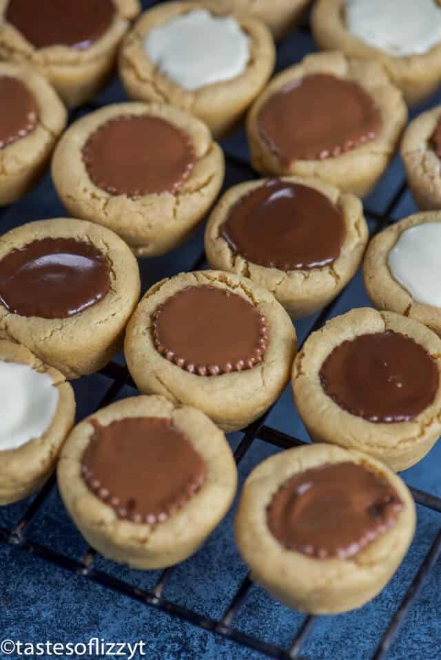 reese\'s peanut butter cup cookies on a wire rack