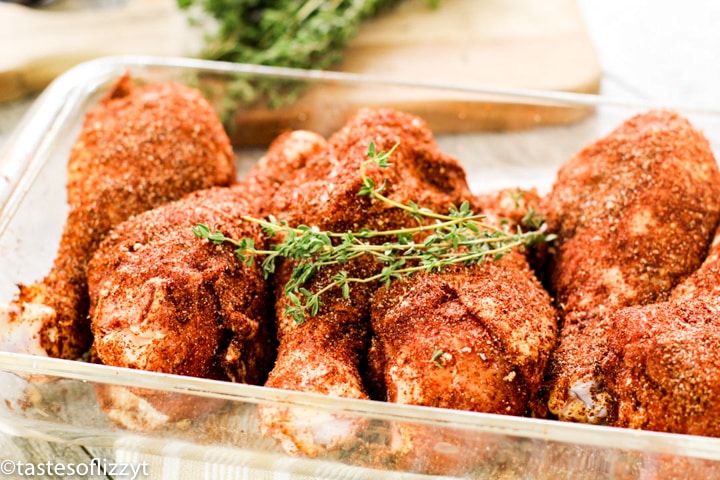 seasoned drumsticks in a baking dish