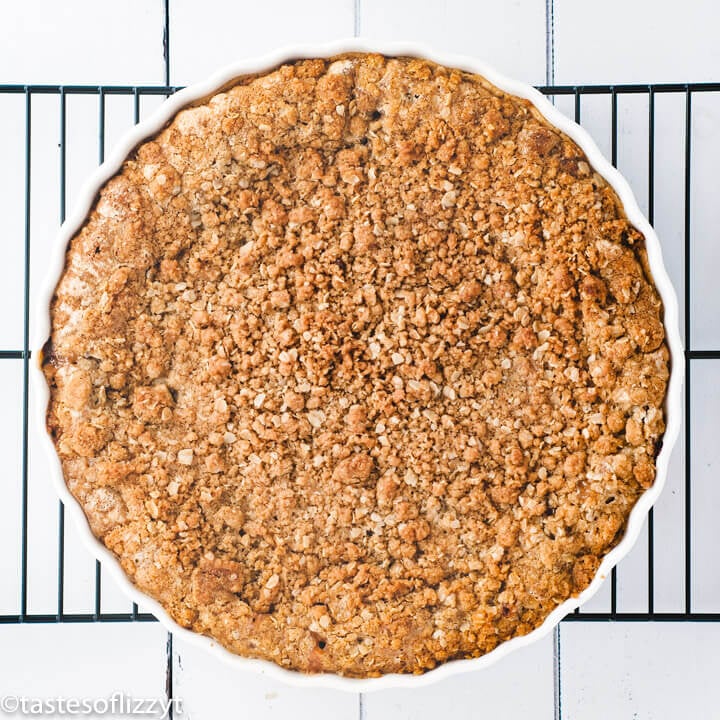 baked rhubarb crumble pie