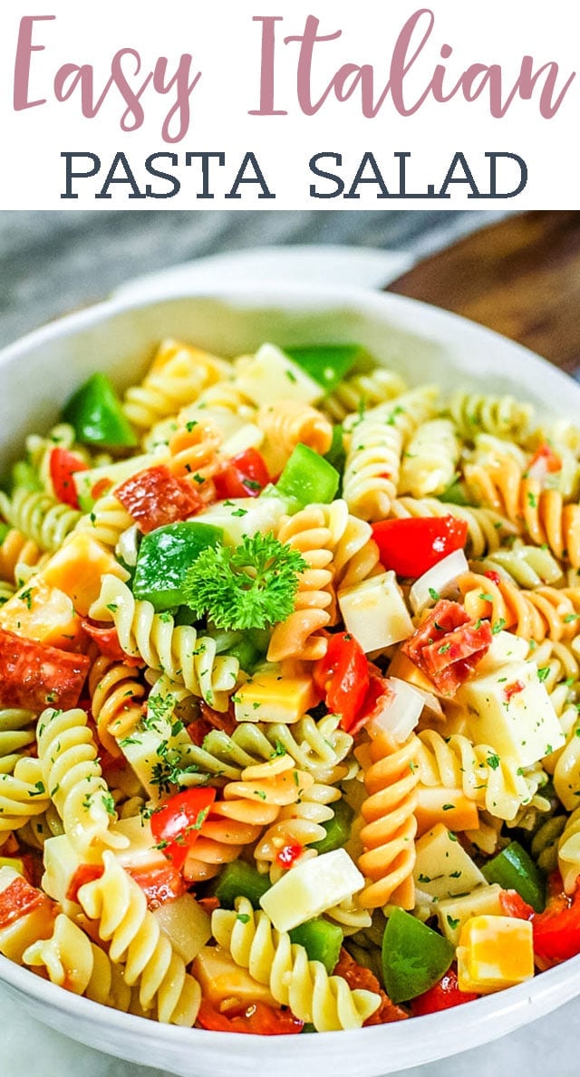 Esta Salada Clássica de Massa Italiana é comida de verão no seu melhor. Massa tri-colorida, vegetais, queijo e pepperoni enchem esta salada italiana saborosa. #Esta salada clássica de massa italiana é comida de verão no seu melhor. Massa tri-colorida, vegetais, queijo e pepperoni preenchem esta salada italiana zesty.