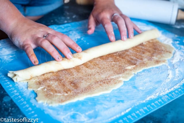 how to roll Cinnamon Roll Pie Crust