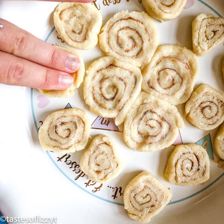 pressing cinnamon rolls into a pie plate