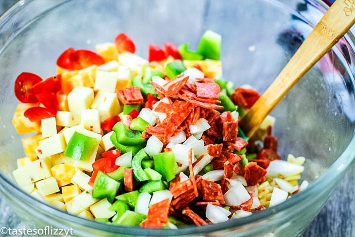 bowl de massa, pimentos e pepperoni