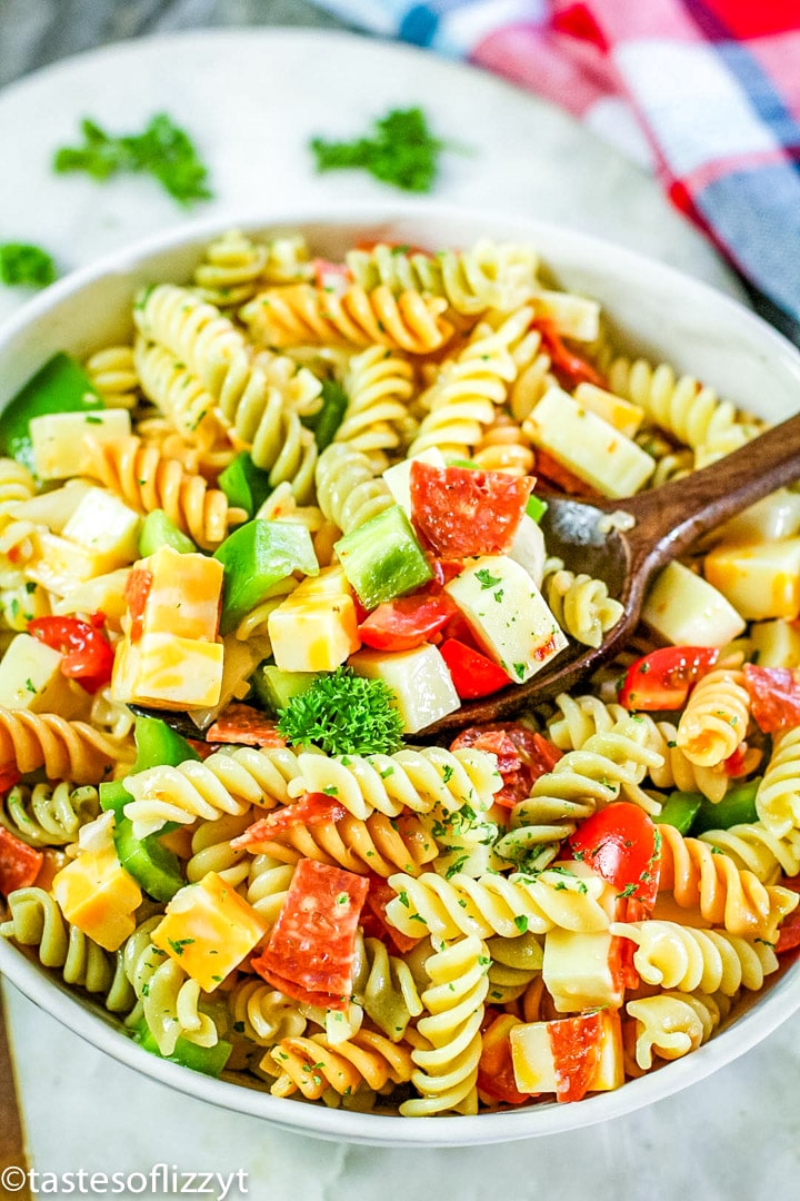 Une assiette pleine de nourriture, avec une salade de pâtes