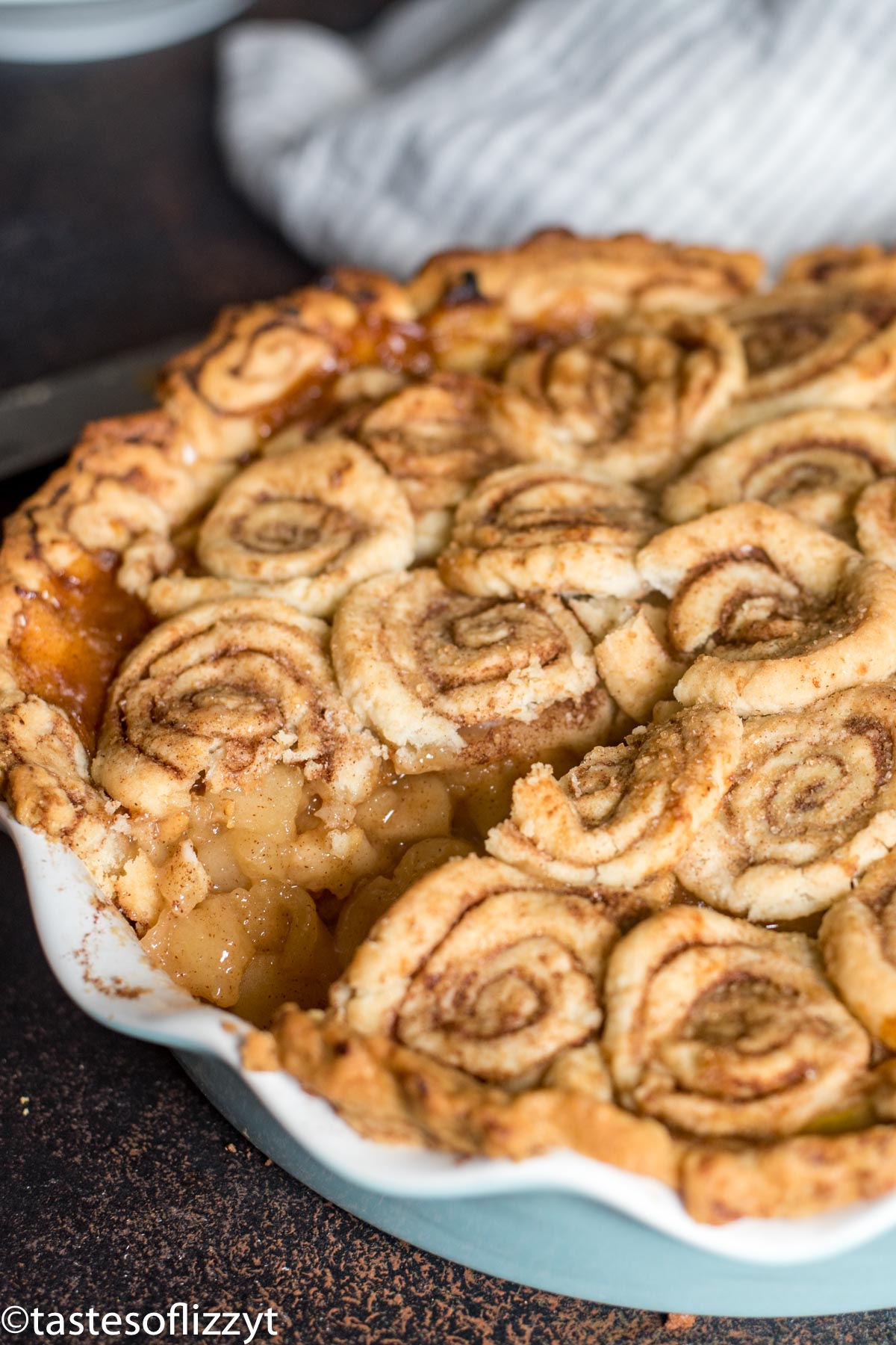 A close up of an apple pie