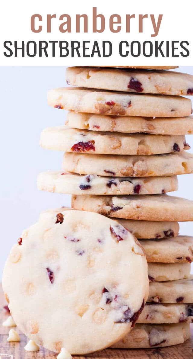 cookies de Cranberry shortbread são amanteigados, macios, e derretem na sua boca! Mãos para baixo, um dos melhores biscoitos de Natal para fazer e compartilhar. via @tastesoflizzyt