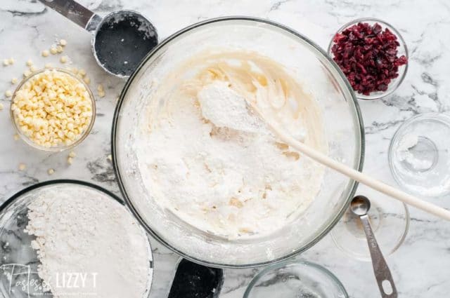 Butter und Mehl in eine Rührschüssel geben