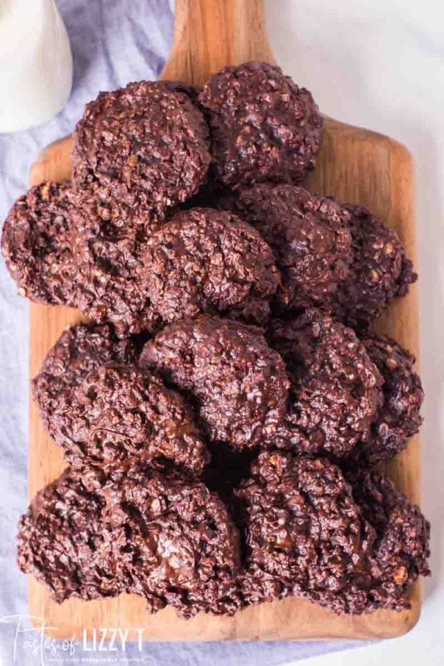 pile of chocolate cookies