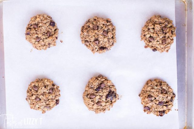 6 cookies on a baking sheet