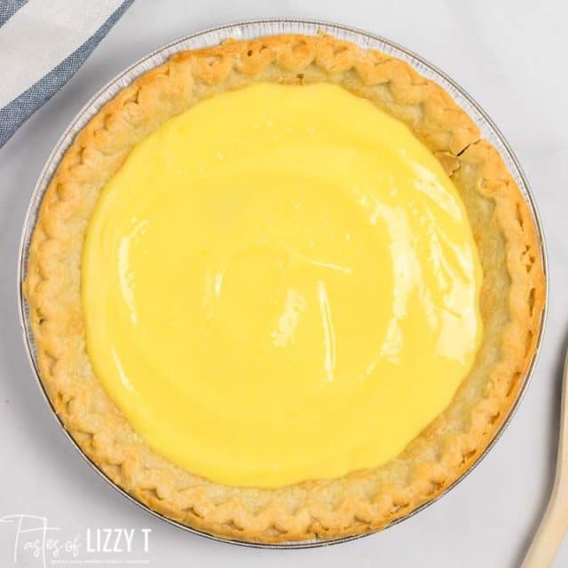 vanilla pudding in pie shell