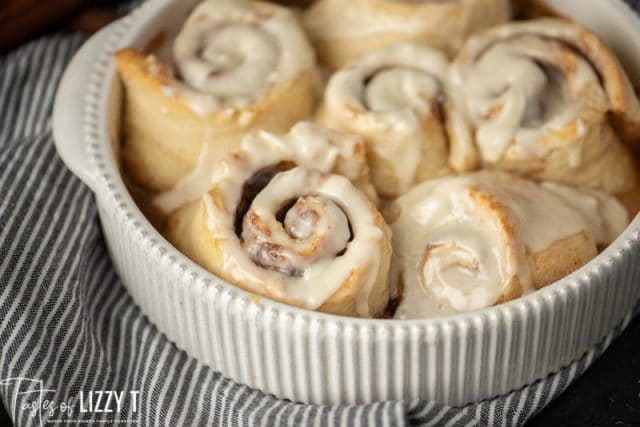 6 cinnamon rolls in a baking dish