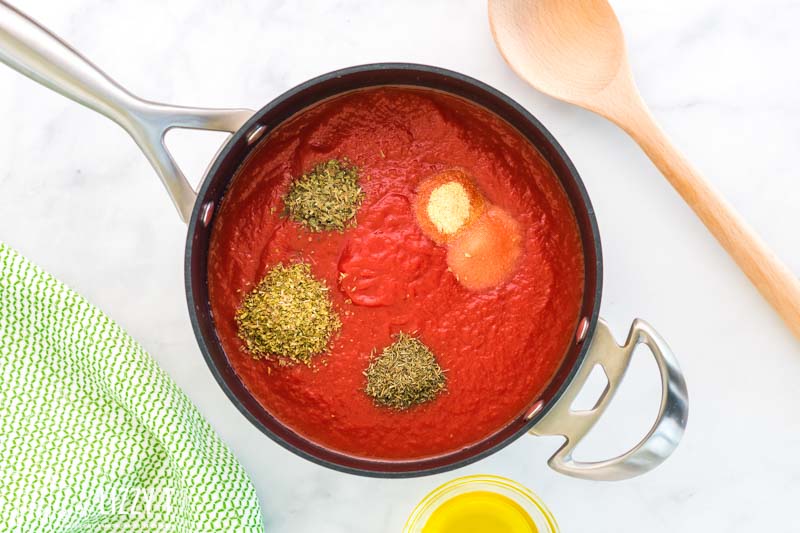 tomato puree with pizza sauce seasonings