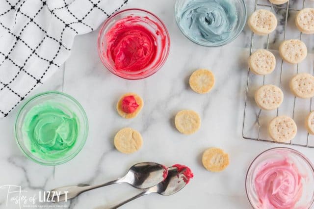 colored frosting for filled cookie sandwiches