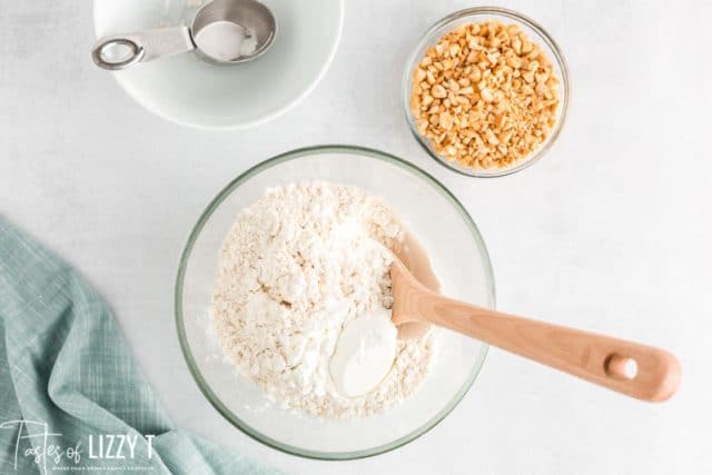 dry ingredients for cookies in bowl
