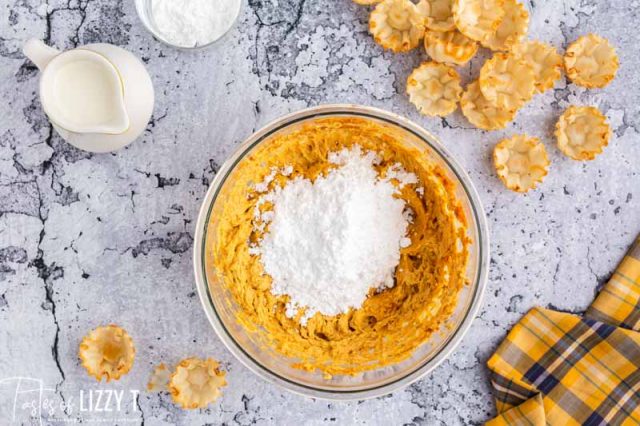 powdered sugar in pumpkin filling