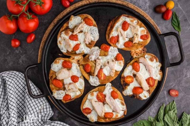 naan pizzas with cheese, chicken and tomatoes