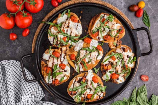 6 chicken caprese pizzas on a skillet