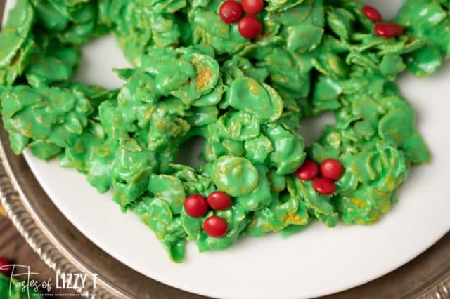 wreath cornflake cookies on a plate