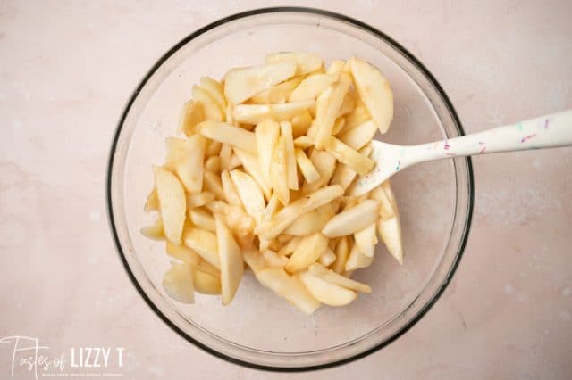 sliced pears in a bowl