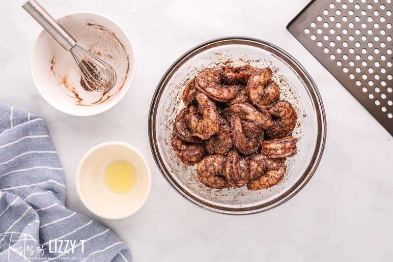 seasoned shrimp in a glass bowl