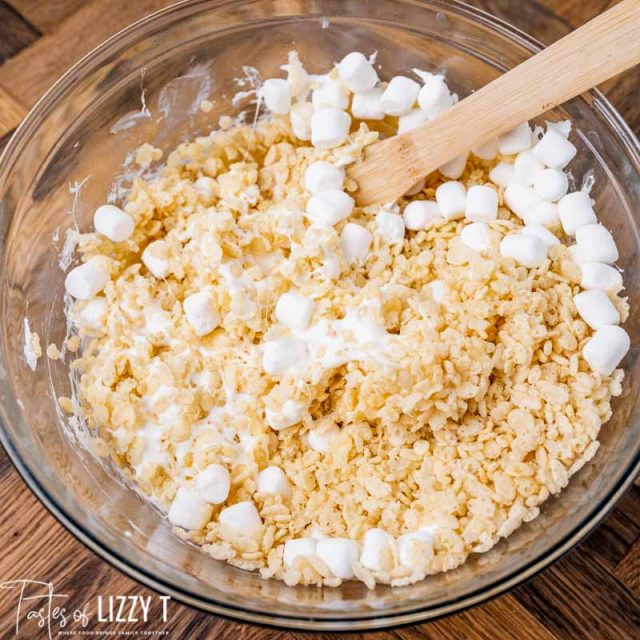 a bowl of rice krispies and marshmallows