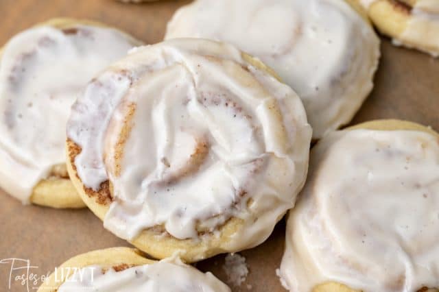 glazed cinnamon roll cookies