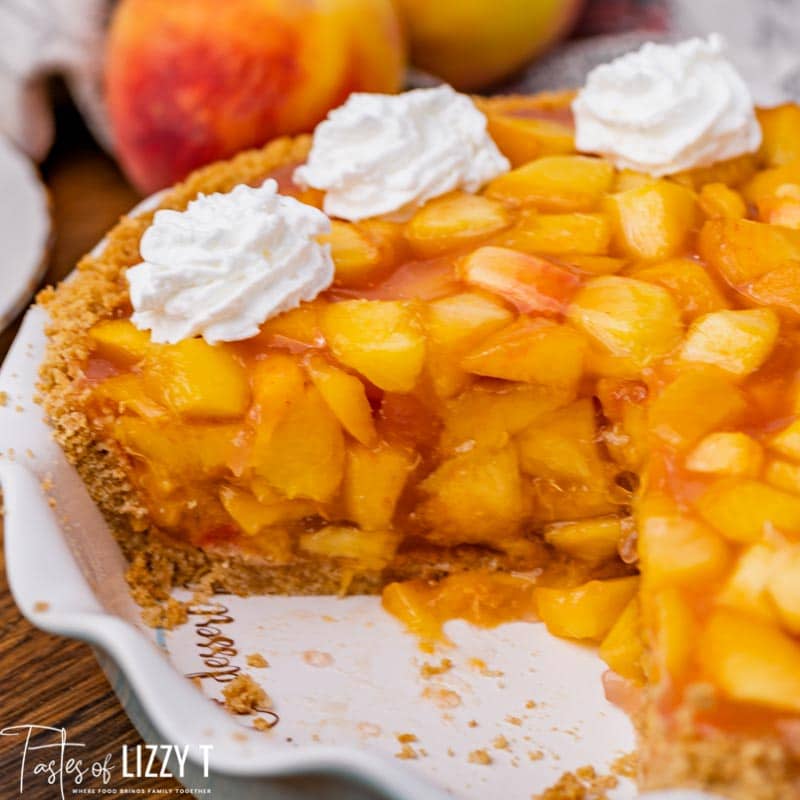 pie with fresh peaches and jello in a pie pan