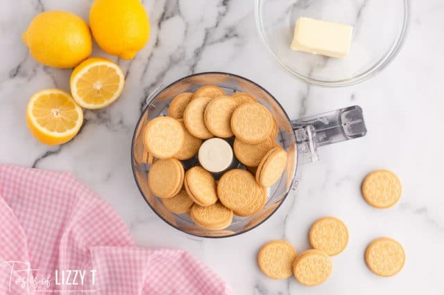 golden oreos in a food processor