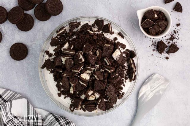 a bowl of fluffy cream cheese with oreos